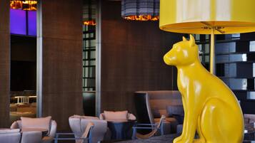 Un intérieur moderne agrémenté d’une sculpture jaune, d’un espace salon et d’un éclairage contemporain.