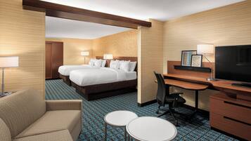 Escritorio, cortinas opacas, tabla de planchar con plancha