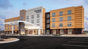 Ein Hotel Fairfield Inn & Suites mit modernem Design, das einen zentralen Eingangsbereich mit überdachtem Gang, mehrere Stockwerke und einen Parkplatz vor dem Gebäude bietet.