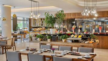 Desayuno buffet (SAR 145 por persona)