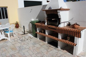 Outdoor dining - holidays in walking distance to the beach (1 km) (Lagoa de Albufeira)