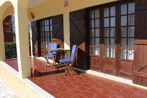 Outdoor dining - holidays in walking distance to the beach (1 km) (Lagoa de Albufeira)