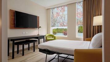 Suite, 1 slaapkamer | Luxe beddengoed, donzen dekbedden, een kluis op de kamer, een bureau