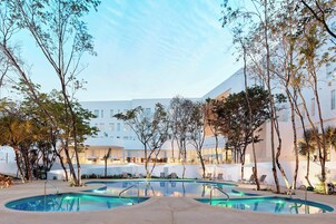 Una piscina al aire libre