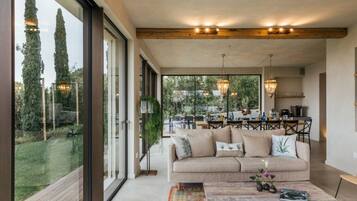 Smart TV, fireplace, stereo