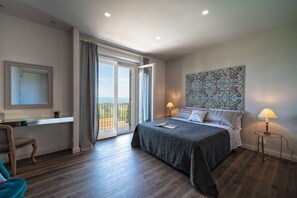 6 bedrooms, desk, iron/ironing board, travel cot