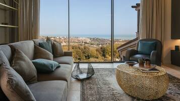 Smart TV, fireplace, stereo