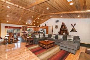 Een televisie, een open haard, tafelvoetbal en een tafeltennistafel