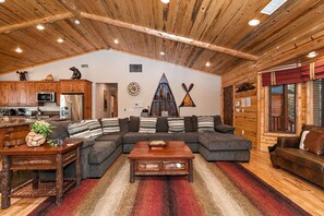 Een televisie, een open haard, tafelvoetbal en een tafeltennistafel