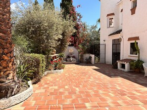 Unclassified image, 2 of 25, button