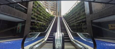 Innendørsbasseng og utendørsbasseng