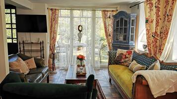 Fernseher, Kamin, Bücher, Stereoanlage