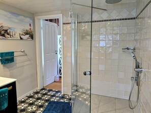 Douche, sèche-cheveux, serviettes fournies, savon