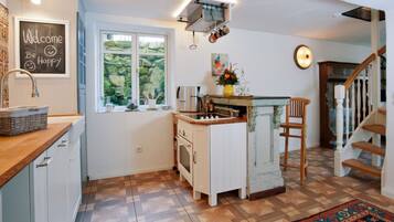 Een koelkast, een magnetron, een oven, een kookplaat