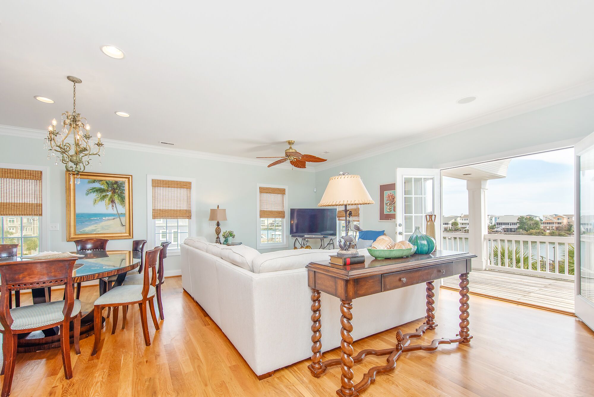 Newly redecorated ocean views, 3 stop elevator, swimming pool deep water canal. 