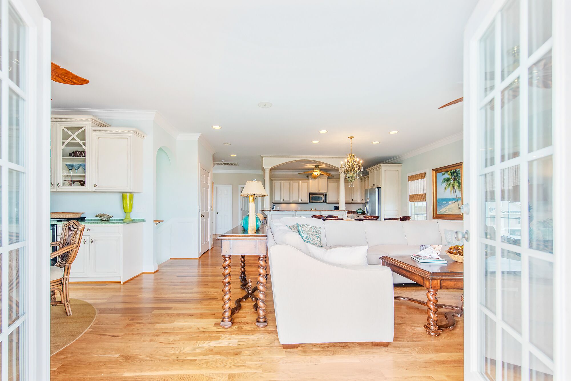 Newly redecorated ocean views, 3 stop elevator, swimming pool deep water canal. 