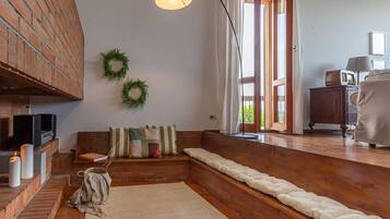 TV, caminetto, impianto stereo