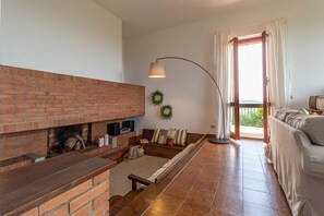 TV, fireplace, stereo
