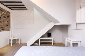 3 habitaciones, tabla de planchar con plancha, wifi y ropa de cama 