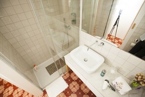 Dusche, kostenlose Toilettenartikel, Haartrockner, Handtücher