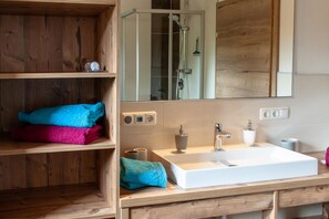 Bathtub, hair dryer, towels, soap - Ötztal- Sennerhäusl - Luxurious dream vacation home in the Ötztal at the forefront (Sautens)