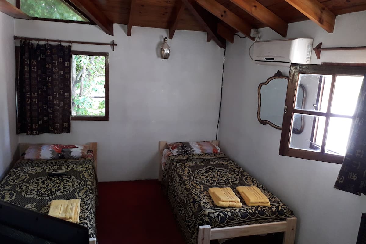 Habitación clásica, 2 camas individuales, para no fumadores, vista a la alberca | Caja de seguridad en la habitación y insonorización