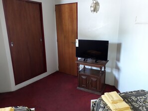 Classic-Zimmer, 2 Einzelbetten, Nichtraucher, Poolblick | Zimmersafe, schallisolierte Zimmer, Bügeleisen/Bügelbrett, Zustellbetten