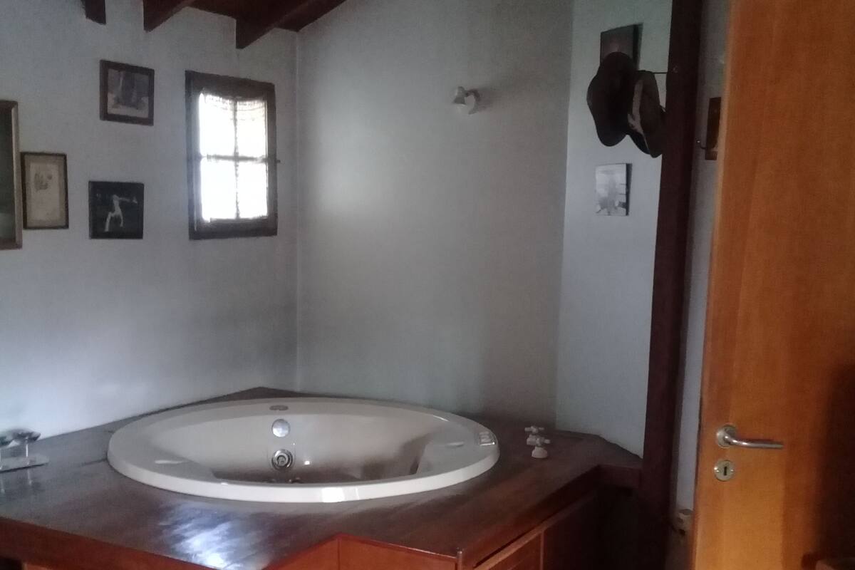 Deluxe-Doppel- oder -Zweibettzimmer, Mehrere Betten, Nichtraucher, Poolblick | Badezimmer | Dusche, kostenlose Toilettenartikel, Haartrockner, Handtücher