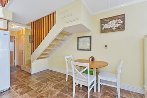 Dining - Pintail Point-Beautiful Bay Front 2 Level Condo with Outdoor Pool! (Ocean City)