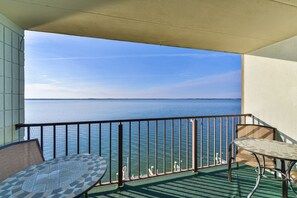 Outdoor dining - Pintail Point-Beautiful Bay Front 2 Level Condo with Outdoor Pool! (Ocean City)