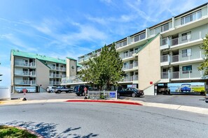 Exterior - Pintail Point-Beautiful Bay Front 2 Level Condo with Outdoor Pool! (Ocean City)