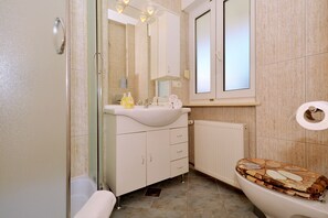 Een douche, een haardroger, handdoeken