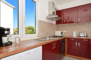 冷蔵庫、電子レンジ、オーブン、コンロ