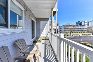 Terrace/patio - Updated 2 Bedroom in Tiffanie By The Sea With Outdoor Pool, Steps to the Beach! (Ocean City)