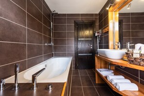 Ducha y bañera combinadas, secador de pelo, toallas y jabón