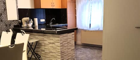 Fridge, oven, stovetop, coffee/tea maker