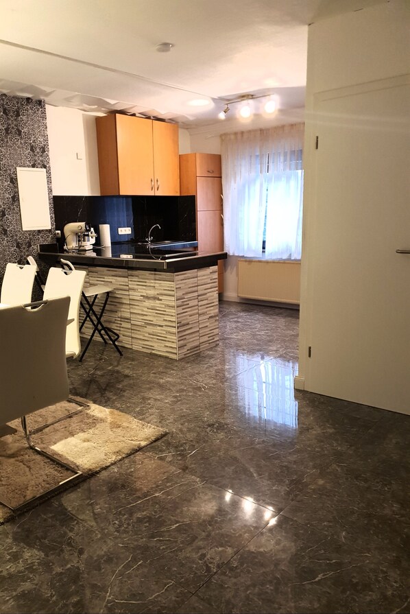 Fridge, oven, stovetop, coffee/tea maker