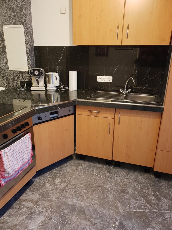 Fridge, oven, stovetop, coffee/tea maker