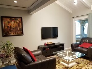 TV, books - Peaceful 1 Bedroom/1 Bath Condo. (Laguna Niguel)