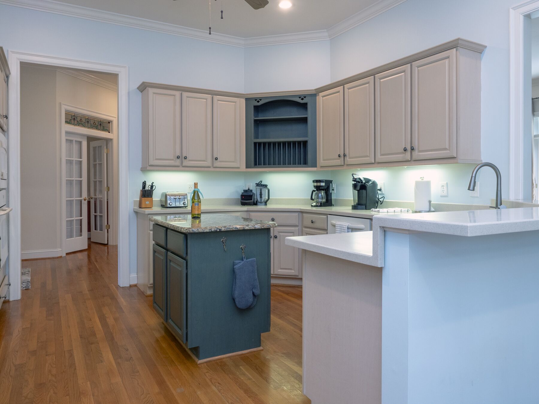 Inviting 4BR/3BA Home! Beautiful location with Amenity Cards!