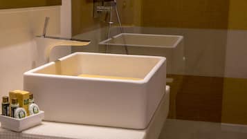 Ducha, secador de pelo, bidé y toallas