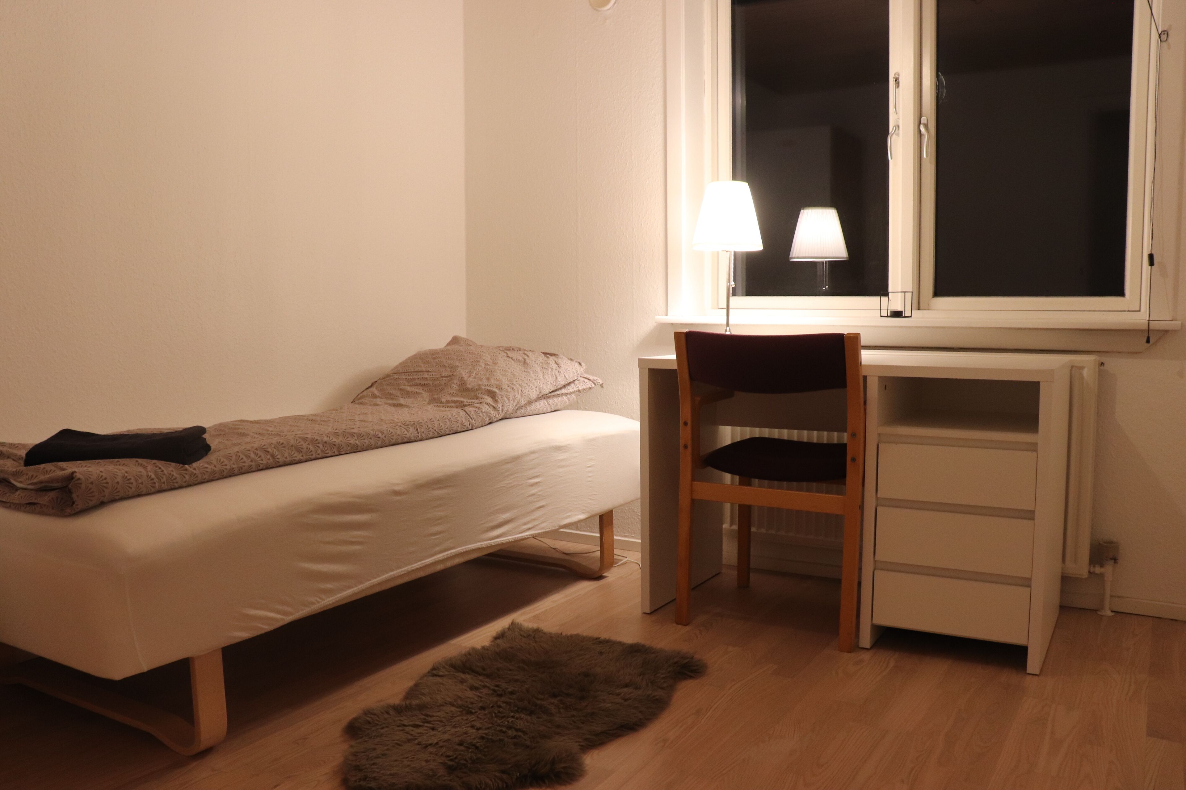 4 bedrooms, desk, soundproofing, iron/ironing board