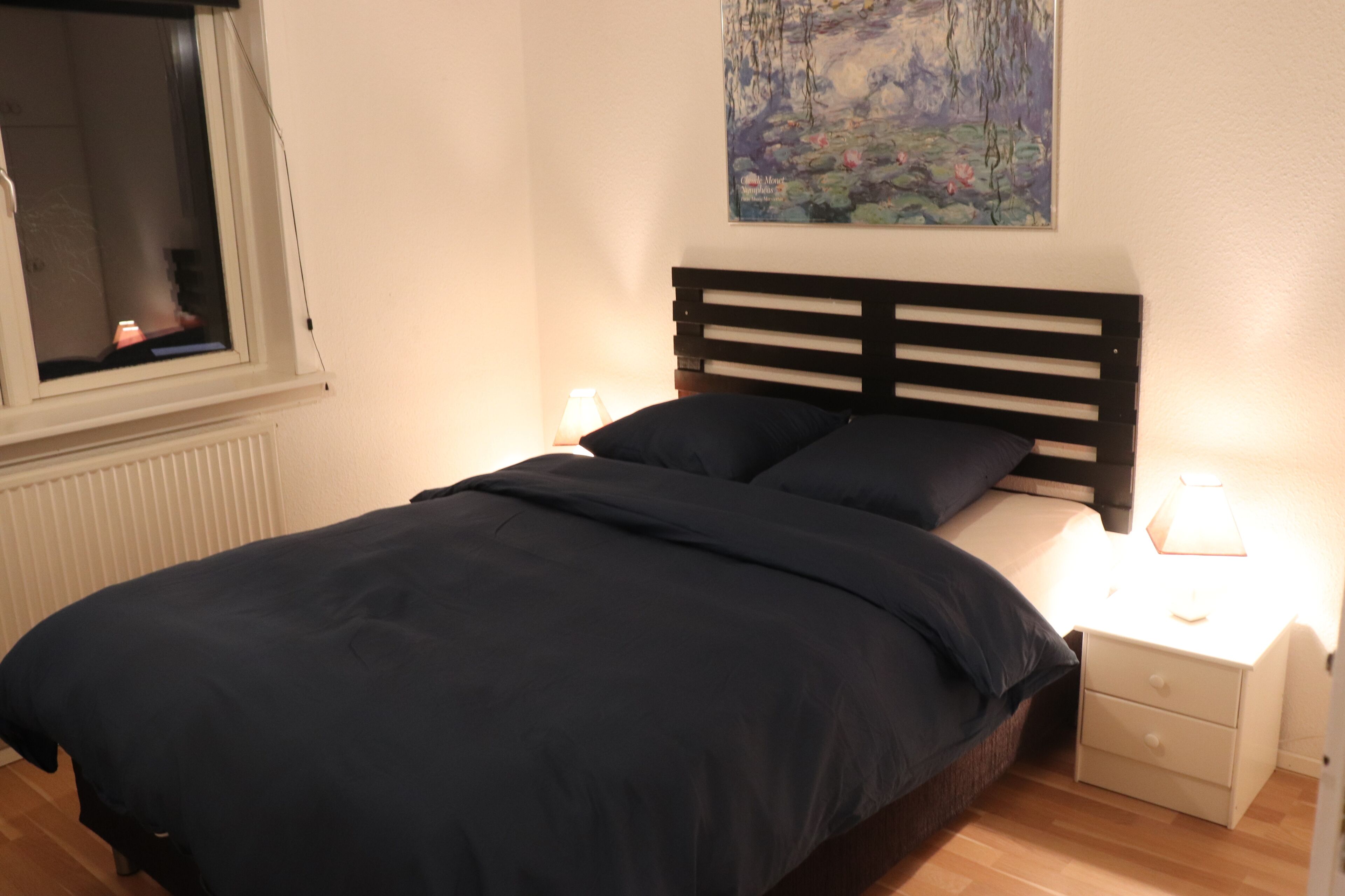 4 makuuhuonetta, työpöytä, äänieristys, silitysrauta/-lauta