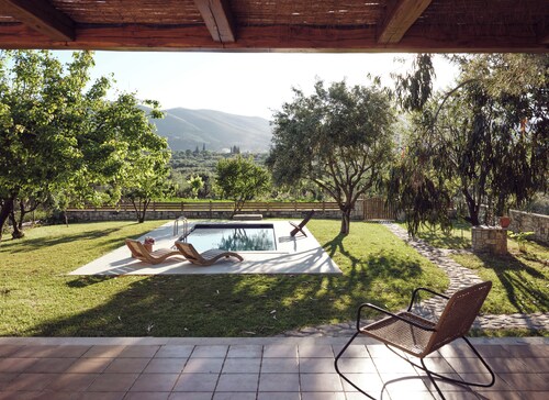 Leedas Farm Cottage with private pool