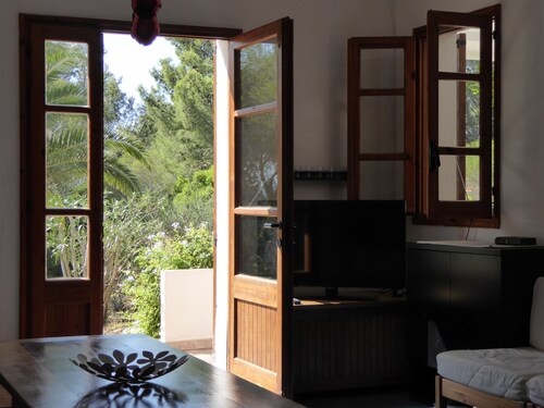 Villa nestled in the countryside with spectacular views for 6 people