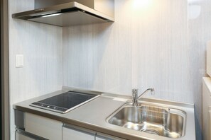 Fridge, microwave, cookware/dishes/utensils - GRAND BASE Hakata (Fukuoka)
