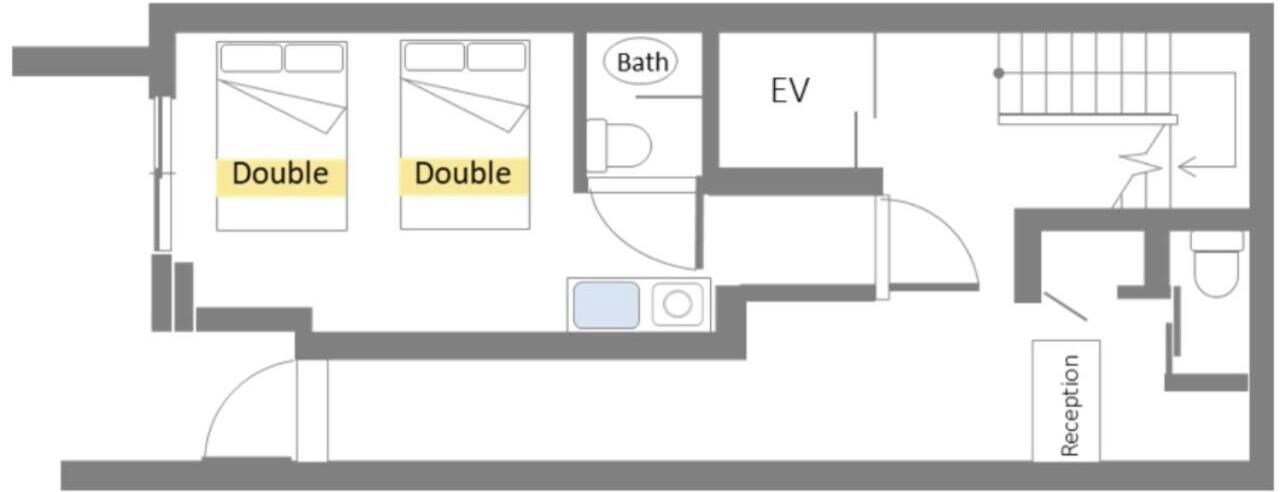 A hotel floor plan with two double rooms, a bath, an EV, and a reception area.