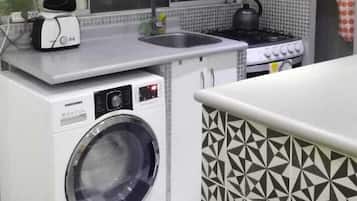 Refrigerador, microondas, tetera eléctrica y tostadora