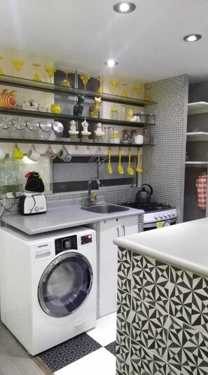 Kühlschrank, Mikrowelle, Wasserkocher, Toaster