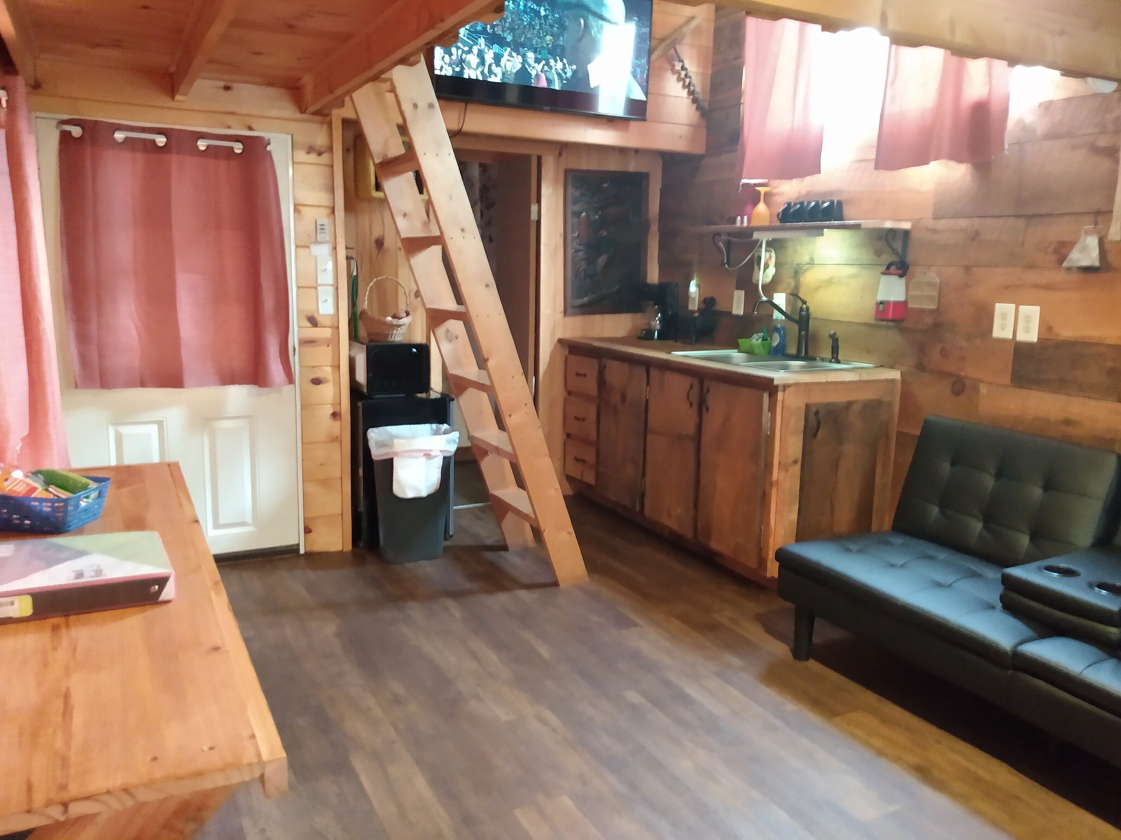 The Barn House on US 129 The DRAGON 🐲 2 hammocks firepit/grill,picnic table :)